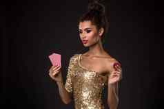 女人赢得年轻的女人优雅的黄金衣服持有卡片红色的芯片扑克ace卡结合