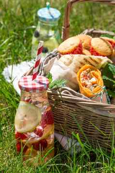野餐篮子食物绿色阳光明媚的草坪上