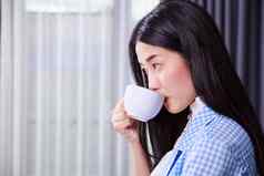业务女人喝咖啡茶杯