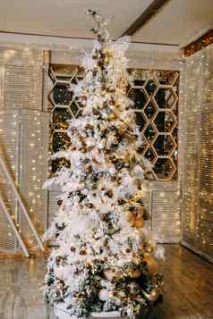 漂亮的装饰圣诞节树很多发光的花环光灯泡准备圣诞节聚会，派对首页