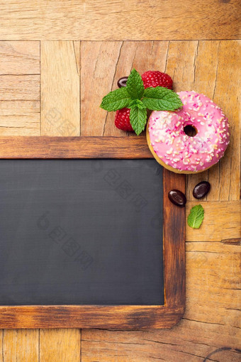 黑色的黑板粉红色的上釉甜甜圈