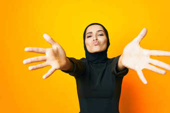 阿拉伯女人幸福<strong>时尚服装</strong>手手势黄色的<strong>背景</strong>