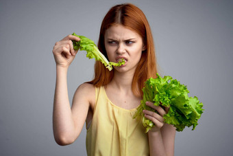 女人生菜叶健康的食物饮食生活方式