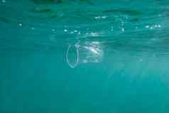 塑料杯浮点数水下开放海洋环境污染概念
