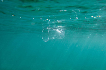 塑料杯浮<strong>点数</strong>水下开放海洋环境污染概念