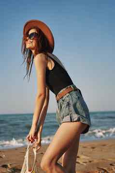 女人时尚的夏天衣服海洋假期太阳