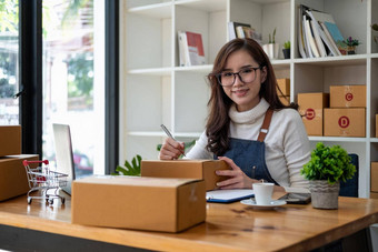 开始小业务企业家锻<strong>造</strong>自由肖像<strong>年轻</strong>的女人工作首页办公室盒子智能手机移动PC在线市场营销包装交付锻<strong>造</strong>电子商务概念