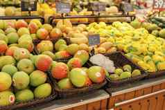 分类新鲜的水果计数器超市