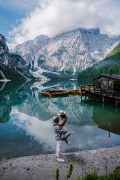 美丽的景观布雷斯湖泻湖布雷斯浪漫的的地方木桥船高山湖阿尔卑斯山脉山白云石山脉意大利欧洲