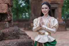 女人泰国传统的衣服支付尊重