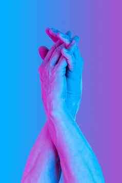 手超现实主义的风格紫罗兰色的蓝色的霓虹灯颜色现代迷幻有创意的元素人类棕榈海报横幅壁纸复制空间文本杂志风格模板流行艺术文化