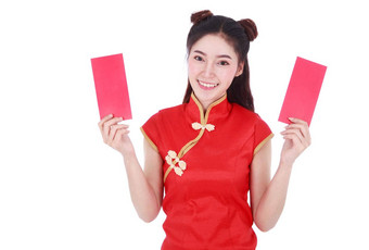 女人穿<strong>旗袍</strong>持有红色的信封概念快乐中国人一年孤立的白色背景