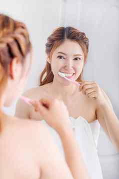 女人浴毛巾刷牙牙齿镜子浴室