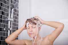 女人洗头头发淋浴洗发水