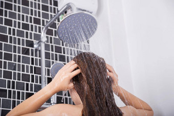 女人洗头发脸雨淋浴后视图