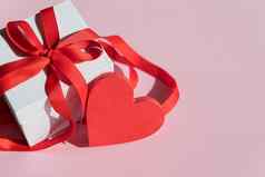 白色礼物盒子红色的弓丝带红色的心粉红色的背景情人节一天快乐生日婚礼问候卡爱象征显示感情