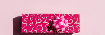 现在礼物盒子纸心粉红色的弓丝带粉红色的背景前视图情人节一天问候卡快乐情人节一天作文红色的礼物盒子心复制空间