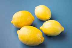 黄色的成熟的柠檬蓝色的变形夏天背景