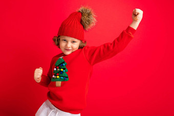 很酷的<strong>男孩</strong>卷发红色的背景<strong>毛衣</strong>圣诞节树