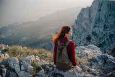 女人徒步旅行者山旅行岩石自由生活方式新鲜的空气