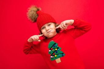 很酷的少年红色的<strong>圣诞节</strong>毛衣愚弄背景红色的墙温<strong>暖</strong>的他毛衣<strong>圣诞节</strong>树