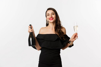 庆祝活动聚会，派对概念时尚的浅黑肤色的女人女人魅力衣服持有瓶玻璃香槟微笑很高兴站白色背景