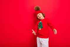 可爱的金发碧眼的男孩温暖的他圣诞节毛衣红色的背景微笑脸