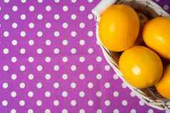 篮子柠檬虚线紫色的桌布