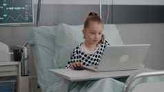 住院生病的女孩玩在线电子游戏移动PC电脑