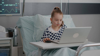 <strong>住院</strong>生病的女孩玩在线电子游戏移动PC电脑