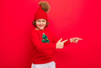 很酷的少年红色的圣诞节毛衣愚弄背景红色的墙温暖的他毛衣圣诞节树