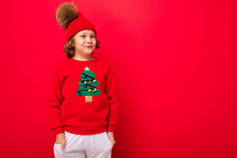 很酷的少年红色的圣诞节毛衣愚弄背景红色的墙温暖的他毛衣圣诞节树