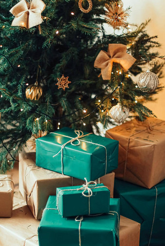 <strong>圣诞节</strong>假期交付可持续发<strong>展</strong>的礼物概念绿色蓝色的礼物盒子包装环保包装回收纸装饰<strong>圣诞节</strong>树