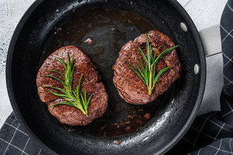 烤角牛排里脊肉肉牛肉牛排锅白色背景前视图