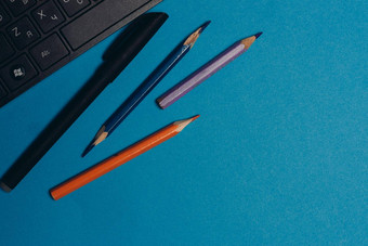 铅笔记事<strong>本色</strong>彩斑斓的纸办公室论文设计