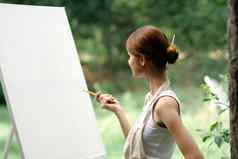 女人在户外绘画图片画架艺术爱好