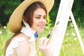 女人调色板油漆绘画图片在户外特写镜头