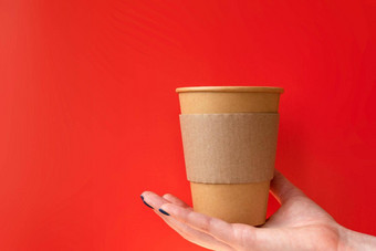 卡夫纸咖啡杯手红色的背景
