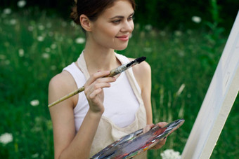 女人白色衣服调色板油漆自然艺术画