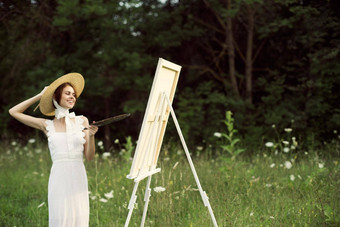 快乐的女人在户外画艺术景观爱好