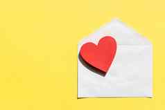 打开信封红色的心有创意的设计包装博主快乐生日婚礼情人节一天概念复制空间