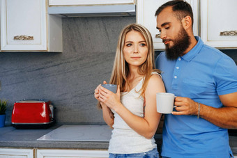 年轻的女人男人。放松杯<strong>茶首页</strong>厨房