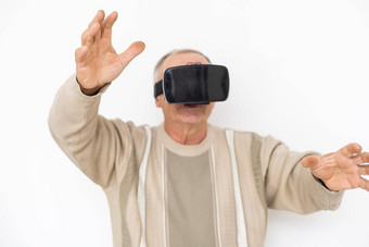 上了年纪的男人。戏剧视频足球游戏虚拟现实护目镜操纵杆高新技术概念眼镜
