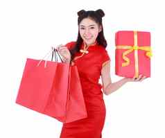 女人持有购物袋红色的礼物盒子概念中国人一年庆祝活动孤立的白色背景
