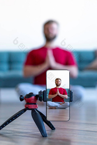 垂直照片生活流媒体智能手机在线瑜伽教训焦点智能手机