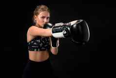 美丽的女运动员拳击手套工作室黑色的背景焦点手套