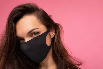 拍摄年轻的有吸引力的女人穿内侧脸面具孤立的背景墙保护新冠病毒