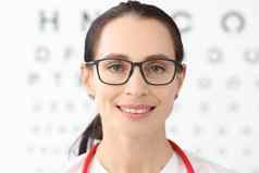 女人眼科医生眼镜站背景表格眼睛测试