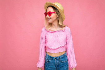 照片拍摄有吸引力的快乐微笑年轻的金发女郎女人穿夏天休闲衣服时尚的太阳镜孤立的色彩斑斓的背景墙一边