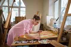 可爱的女人油漆帆布艺术车间艺术家创建图片艺术学校工作室工作油漆刷画架爱好休闲概念女人画家工作空间